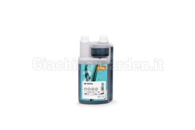 Un flacone di olio a due tempi STIHL HP Ultra da 1 litro con dosatore integrato, contenente un liquido verde scuro, posizionato su uno sfondo bianco neutro. Il flacone presenta due tappi bianchi separati e un'etichetta frontale azzurra e bianca con il logo arancione STIHL e icone illustrative sull'utilizzo.
