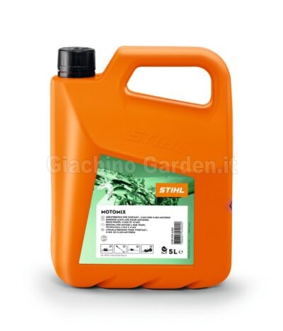 Una tanica arancione da 5 litri di carburante STIHL MotoMix per motori a 2 tempi e 4-MIX, dotata di un grande manico integrato e un tappo nero a vite, posizionata su uno sfondo bianco neutro. L'etichetta frontale mostra una grafica verde con operatori al lavoro, il logo arancione STIHL e le descrizioni del prodotto in diverse lingue.