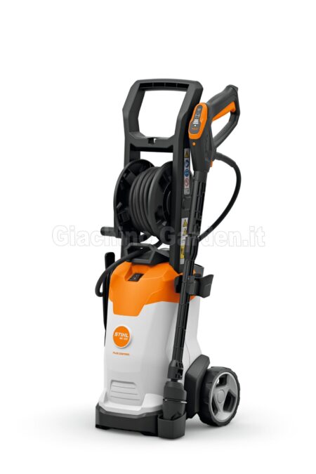 Idropulitrice ad alta pressione STIHL RE 100 PLUS CONTROL con avvolgitubo e lancia di lavaggio integrata su sfondo bianco.