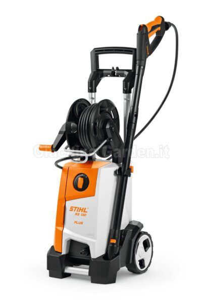 Idropulitrice elettrica STIHL RE 130 PLUS con lancia ad alta pressione inserita nel supporto e tubo flessibile.