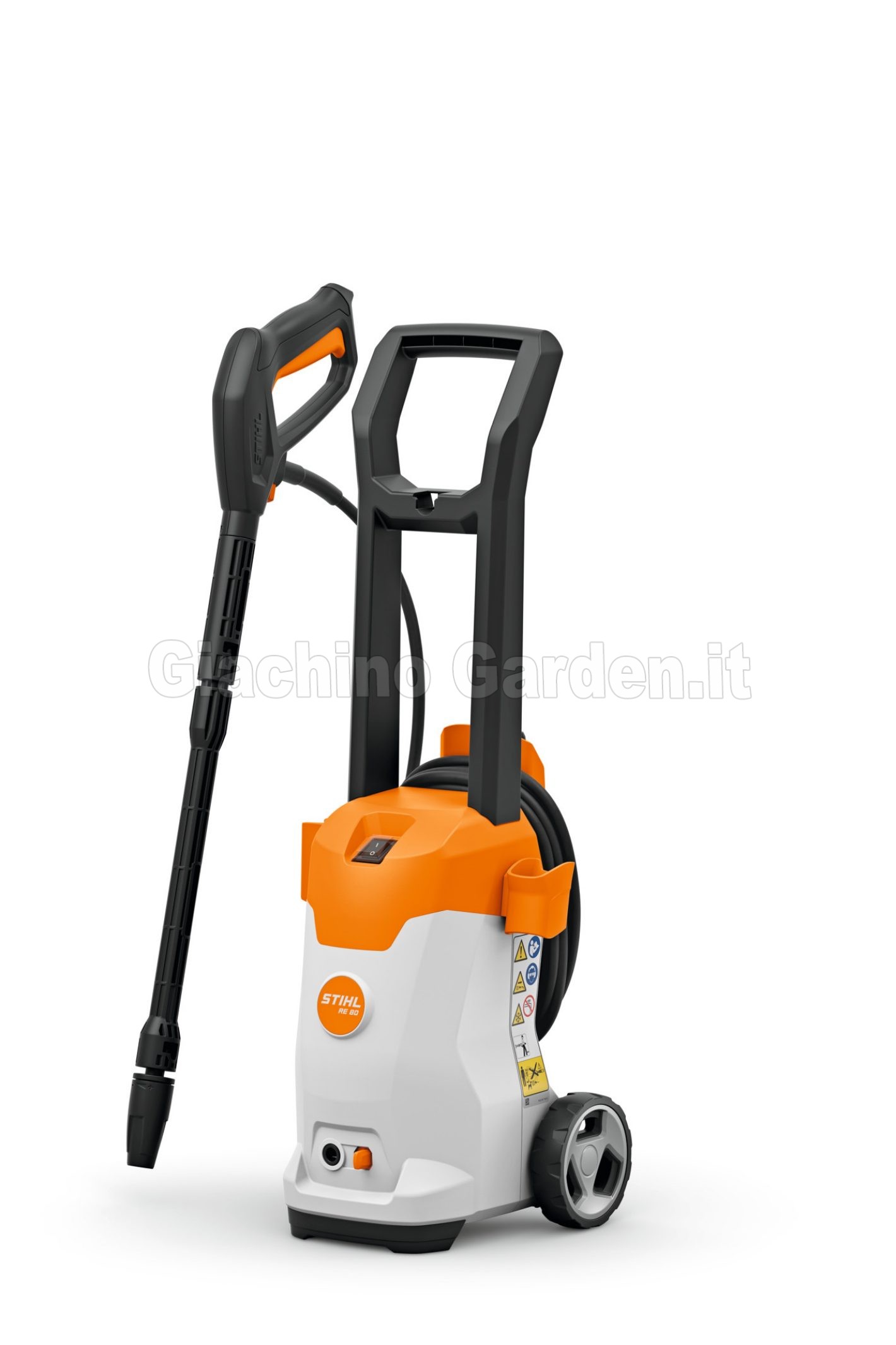 Idropulitrice elettrica STIHL RE 80 con lancia di lavaggio e pistola ad alta pressione assemblate accanto al corpo macchina su sfondo bianco.