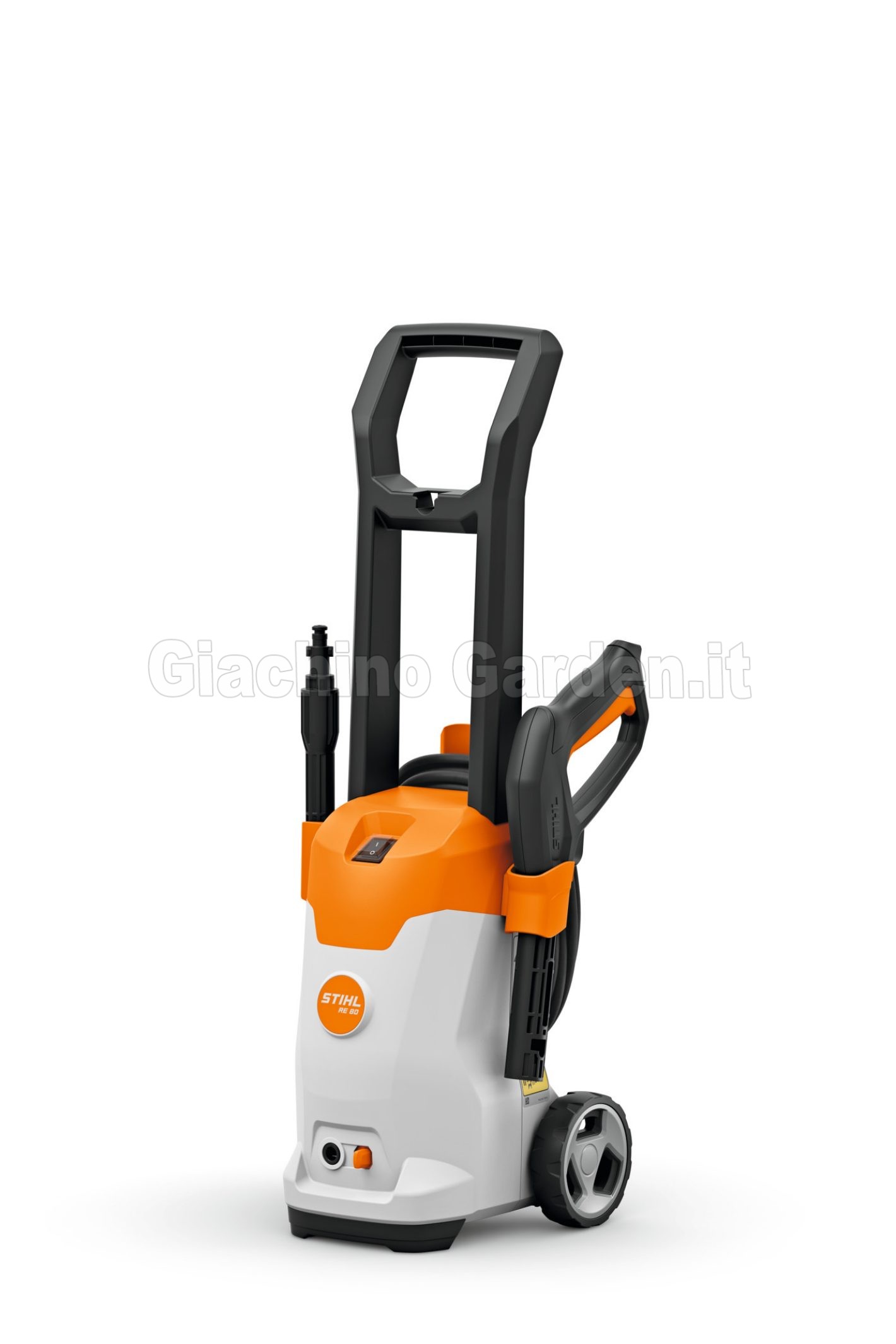 Idropulitrice elettrica a ruote STIHL RE 80 compatta di colore bianco e arancione con maniglia di trasporto e lancia montate, vista tre quarti su sfondo bianco.
