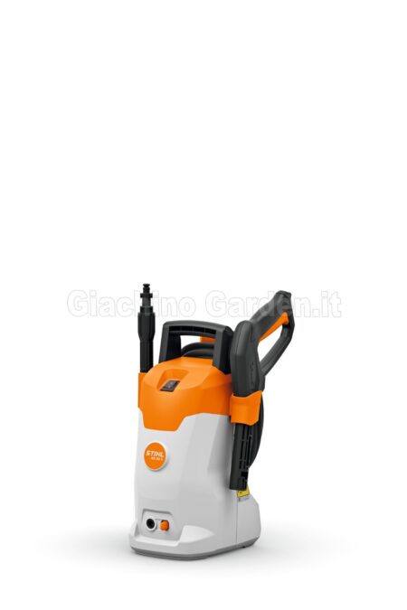 Idropulitrice elettrica portatile STIHL RE 80 X compatta di colore bianco e arancione con lancia ad alta pressione montata lateralmente su sfondo bianco.
