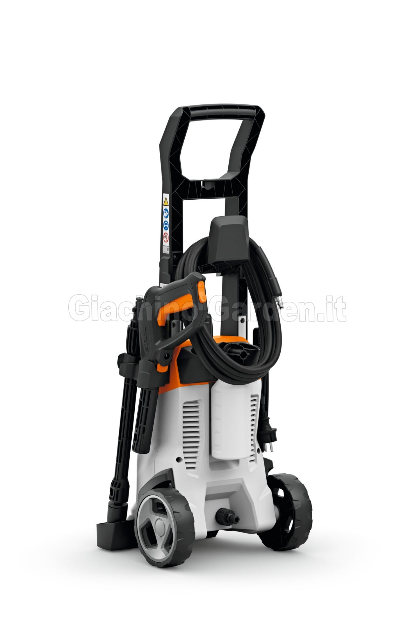 Vista posteriore dell'idropulitrice STIHL RE 90, con focus sul tubo ad alta pressione nero avvolto, il flacone del detergente bianco traslucido e l'attacco per l'acqua sul fondo.