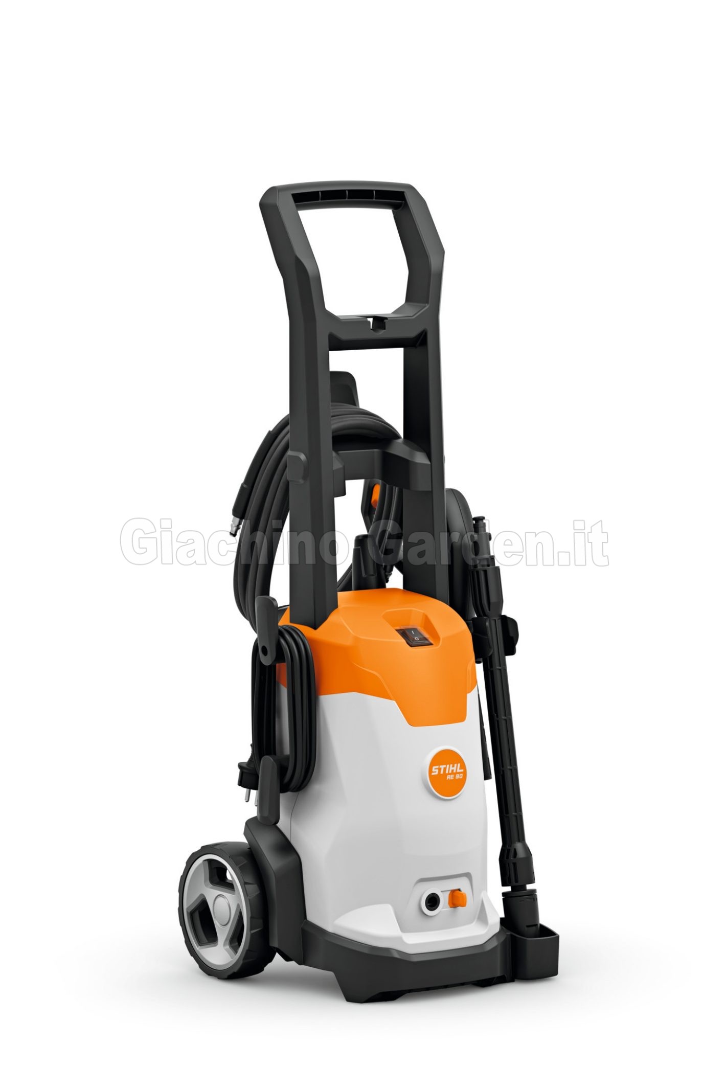 Idropulitrice STIHL RE 90 vista di tre quarti, con cavo elettrico di alimentazione nero avvolto sul gancio laterale sinistro e tubo ad alta pressione riposto sul retro. Sfondo bianco.