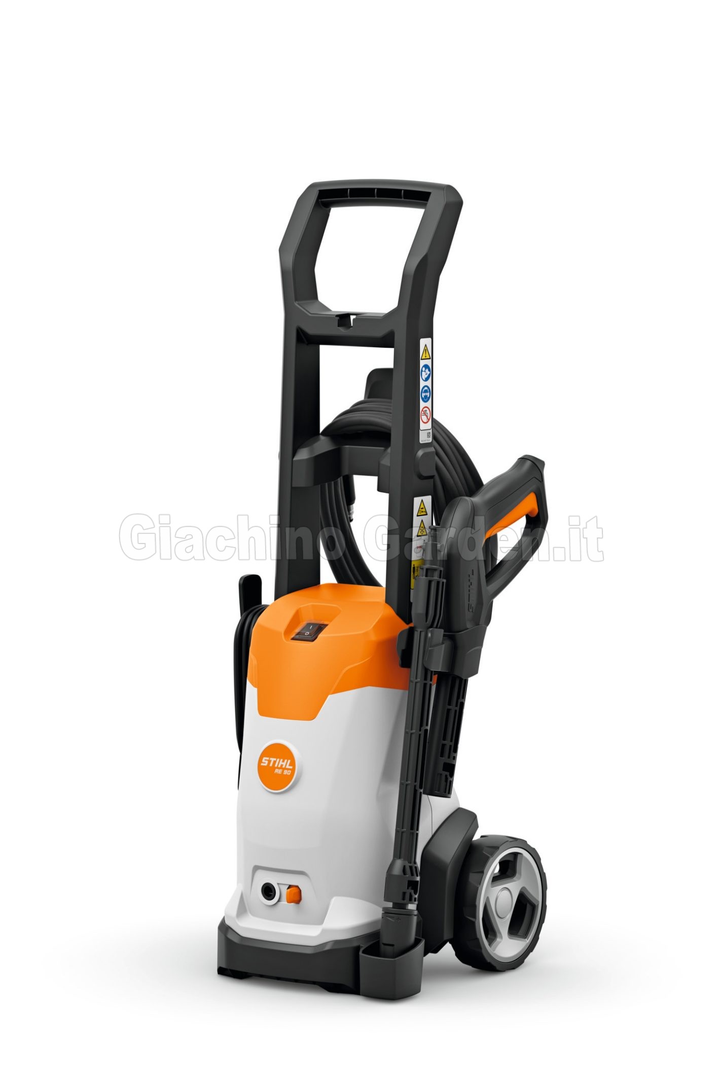 Idropulitrice ad alta pressione STIHL RE 90 elettrica, con corpo compatto bianco e arancione, dotata di ruote, maniglia di trasporto nera e lancia con pistola agganciata sul lato. Sfondo bianco.