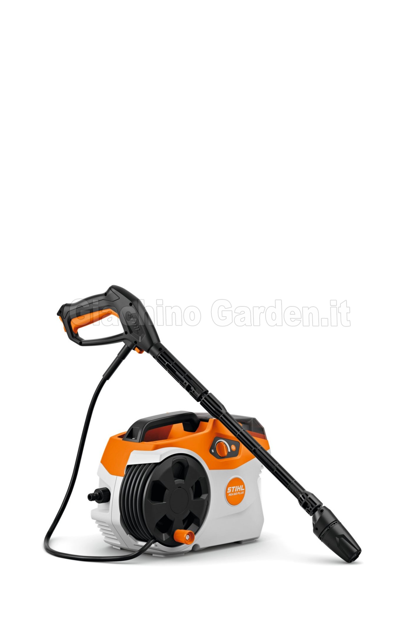 Idropulitrice a batteria STIHL REA 60 PLUS con pistola ad alta pressione e lancia con ugello collegate per la pulizia da esterno.