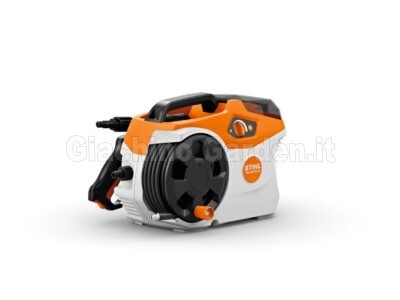 Idropulitrice portatile a batteria STIHL REA 60 PLUS con dettaglio del tubo ad alta pressione avvolto sulla bobina laterale e lancia inserita nel supporto.