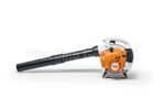Soffiatore a scoppio Stihl SH 56 di colore bianco e arancione, mostrato di profilo su sfondo bianco pulito.