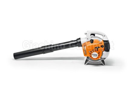Soffiatore a scoppio Stihl SH 56 di colore bianco e arancione, mostrato di profilo su sfondo bianco pulito.