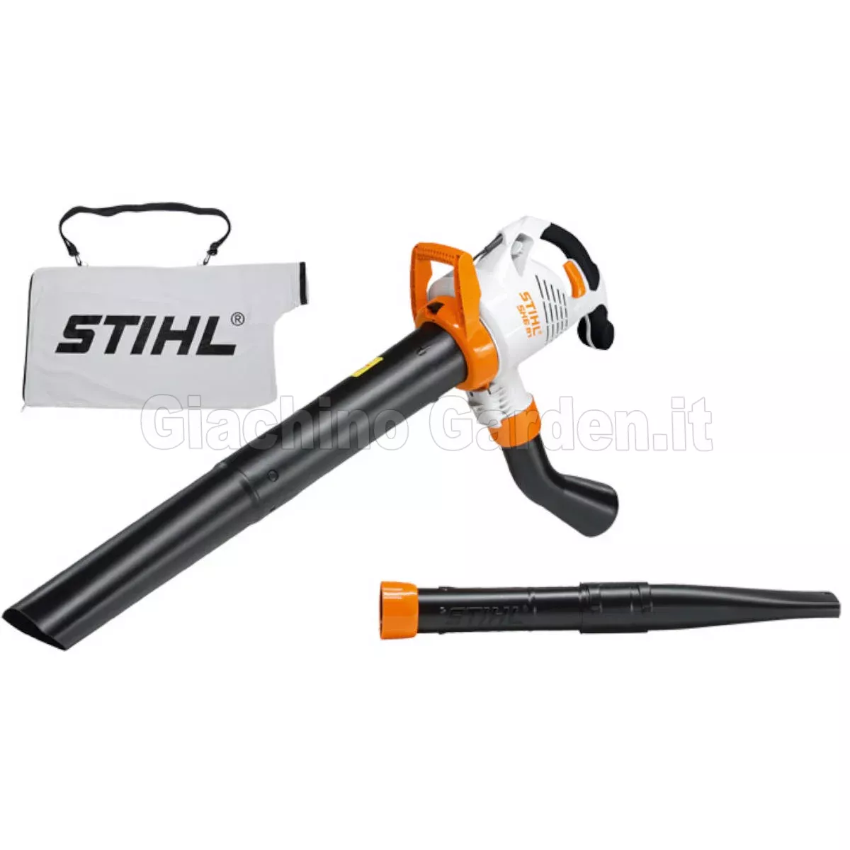 Aspiratore e soffiatore elettrico Stihl SHE 81 con kit di triturazione, sacco di raccolta bianco logato e tubo di soffiaggio piatto intercambiabile su sfondo bianco.