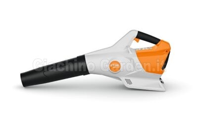 Soffiatore a batteria professionale STIHL BGA 110 con tubo inclinato antitorsione su sfondo bianco