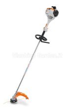 Decespugliatore a scoppio STIHL FS 55 R da 27,2 cc con impugnatura circolare ad arco, testina falciante e parasassi arancione, ideale per rifiniture e giardini privati.