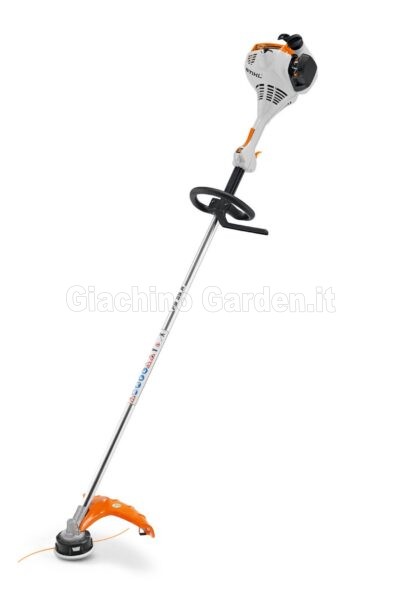 Decespugliatore a scoppio STIHL FS 55 R da 27,2 cc con impugnatura circolare ad arco, testina falciante e parasassi arancione, ideale per rifiniture e giardini privati.