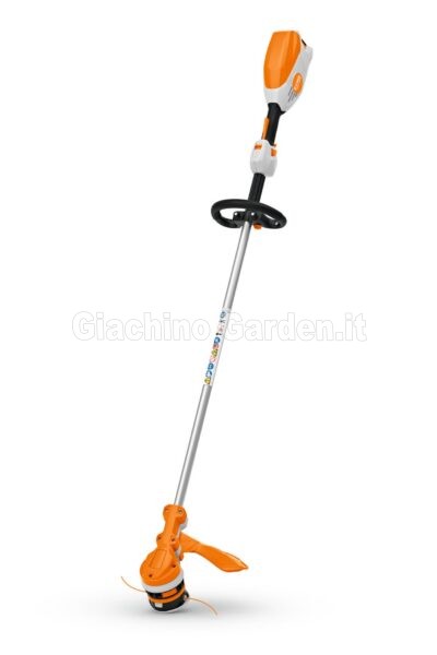 Decespugliatore a batteria Stihl FSA 110 R con impugnatura circolare e testina falciante a filo su sfondo bianco.