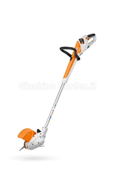 Tagliaerba a batteria Stihl FSA 30 con testina falciante PolyCut e archetto distanziatore su sfondo bianco