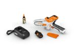 Kit potatore a batteria Stihl GTA 20 con caricabatterie AL 2, batteria AS 2, olio lubrificante e fodero protettivo su sfondo bianco