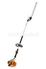 Tagliasiepi allungato professionale STIHL HL 94 C-E visto dal basso con focus sul motore a scoppio, impugnatura ad arco e barra falciante dritta per il taglio verticale.