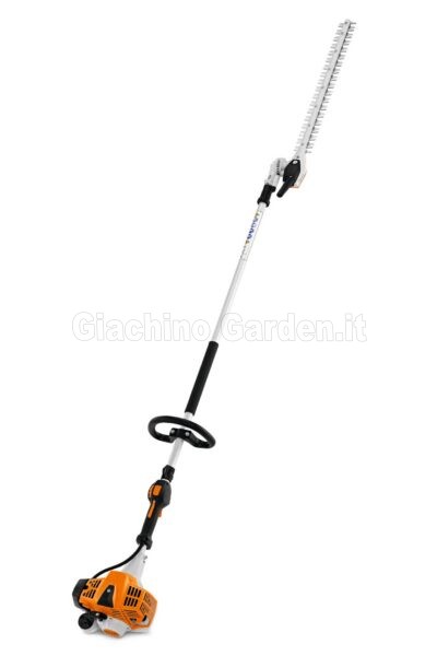 Tagliasiepi allungato professionale STIHL HL 94 C-E visto dal basso con focus sul motore a scoppio, impugnatura ad arco e barra falciante dritta per il taglio verticale.