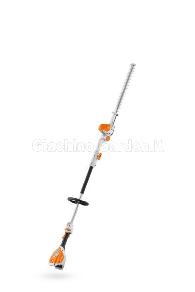 Tagliasiepi telescopico a batteria STIHL HLA 56 con barra di taglio orientabile e impugnatura circolare, posizionato in diagonale su sfondo bianco.