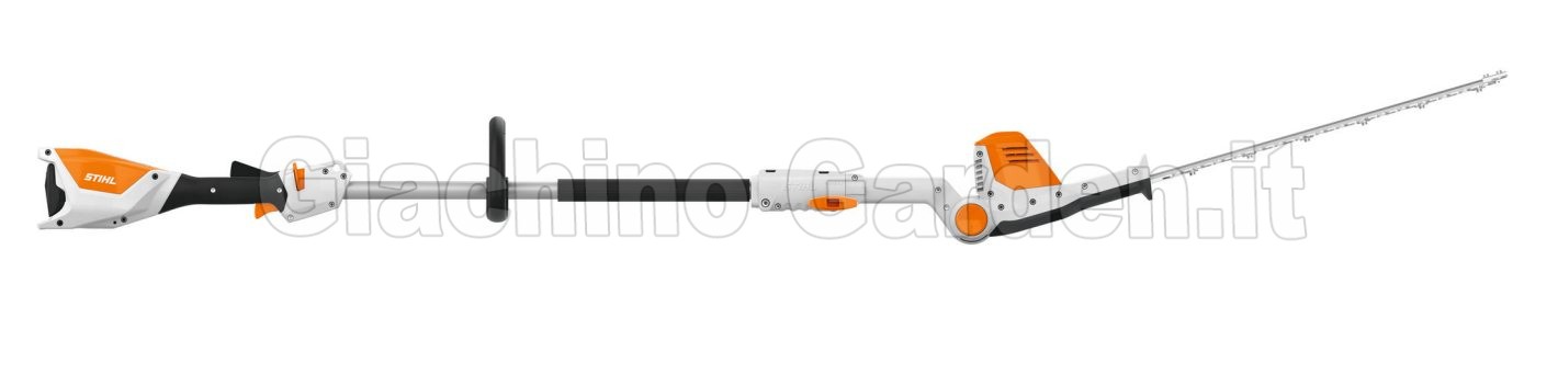 Tagliasiepi telescopico a batteria STIHL HLA 56 con testa di taglio inclinata e lama orientabile per siepi alte, vista laterale orizzontale su sfondo bianco.