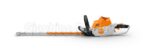 Tosasiepi professionale a batteria STIHL HSA 100 con lama da 60 cm su sfondo bianco