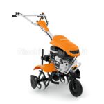 Motozappa a benzina STIHL MH 600 inquadrata dal davanti con dettaglio del motore, del paraurti anteriore e del gruppo frese