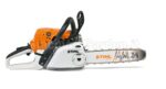 Motosega a scoppio potente STIHL MS 231 da 2,7 CV con barra Light 04 su sfondo bianco