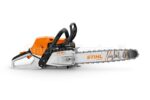 Motosega a scoppio professionale STIHL MS 300 C-M con barra Light 04 su sfondo bianco