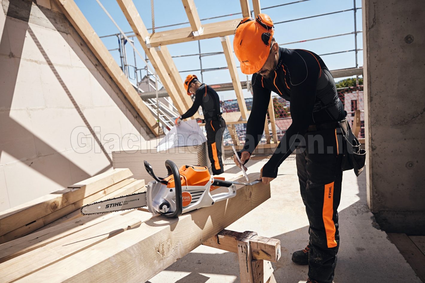 Motosega a batteria STIHL MSA 200 C-B utilizzata da carpentiere in un cantiere edile per il taglio del legno