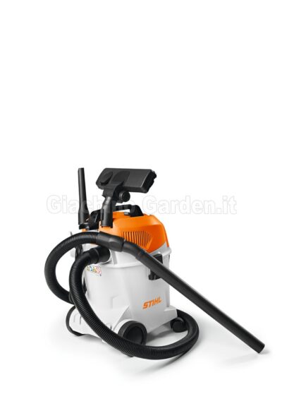 Aspiratore solidi e liquidi STIHL SE 33 in vista posteriore con accessori e tubo di aspirazione riposti ordinatamente sui supporti integrati salvaspazio.