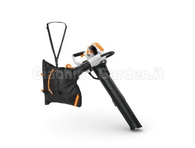 Aspiratore trituratore a batteria Stihl SHA 140 per uso professionale con sacco di raccolta da 55 litri e tubo di aspirazione nero su sfondo bianco.