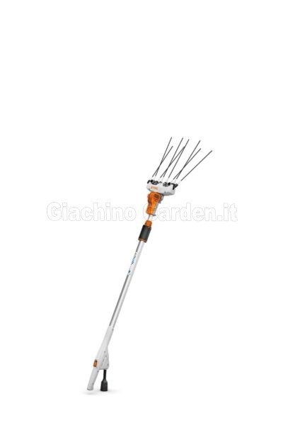 Scuotitore per olive a batteria Stihl SPA 140 con testa a pettine e asta telescopica per raccolta professionale su sfondo bianco