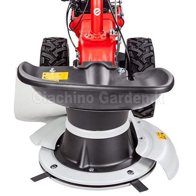 Dettaglio frontale della falciatrice rotativa Eurosystems P70 EVO con piatto falciante a tamburo e coltelli pivotanti