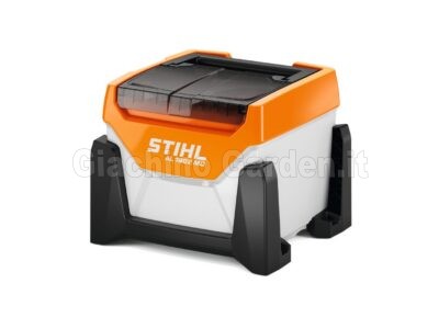 Vista prospettica del caricatore veloce STIHL AL 1802 MO a doppio slot intelligente con scocca arancione e grigia.