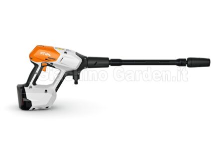 Idropulitrice a batteria STIHL RCA 50 con lancia spruzzatrice su sfondo bianco
