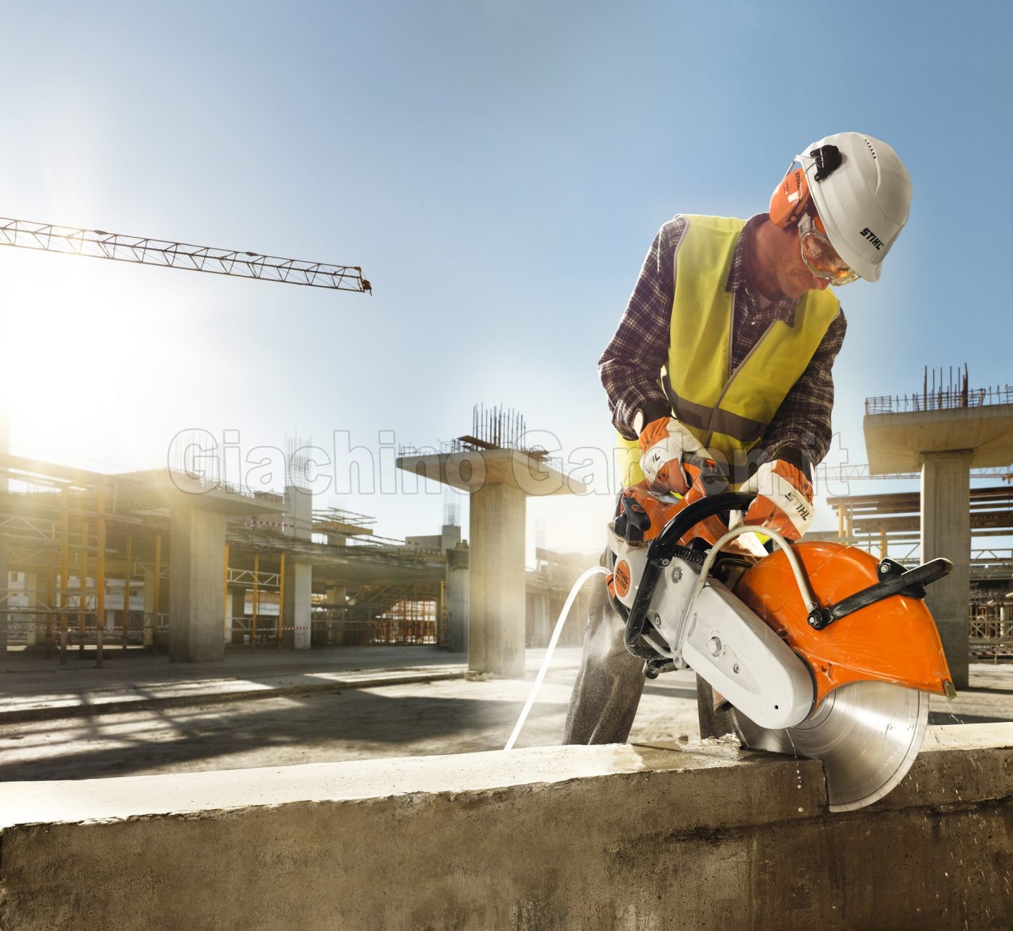 Taglio ad umido del calcestruzzo con mototroncatrice STIHL TS 500i dotata di allacciamento idrico in cantiere.