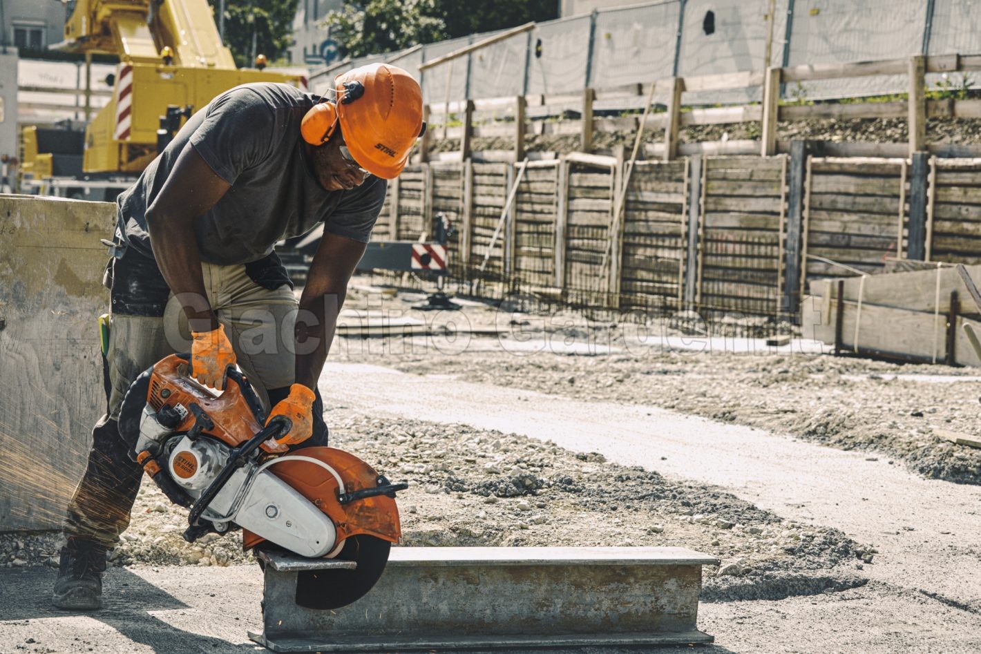 • Mototroncatrice a iniezione STIHL TS 500i utilizzata per il taglio di una trave in acciaio in cantiere.